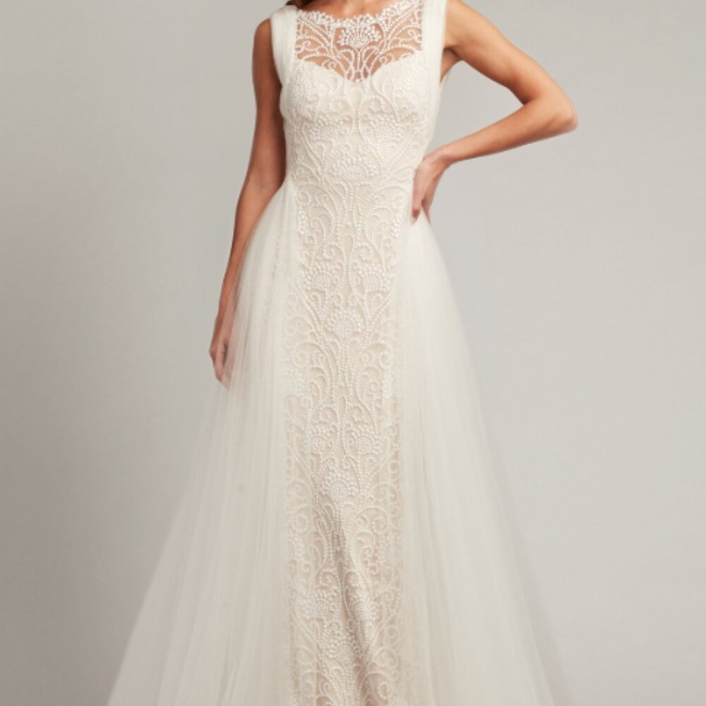 Timeless Lace Elegance – Light, Romantic Wedding Gown